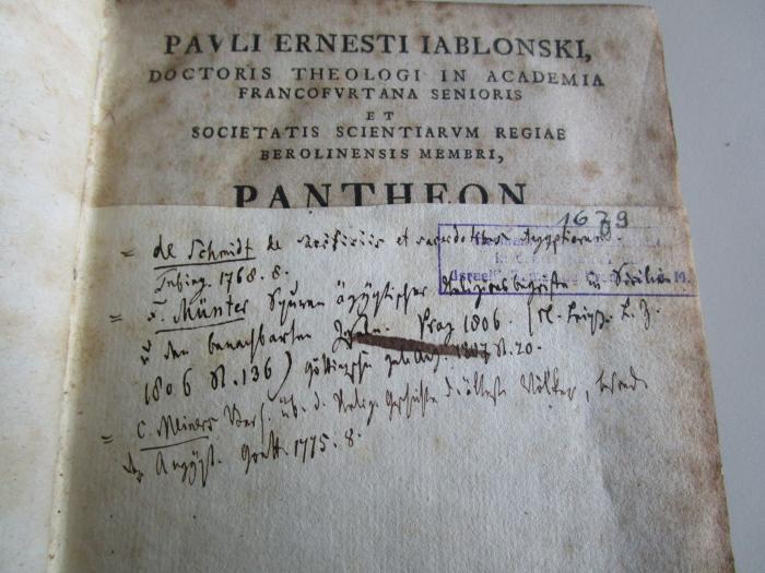  Pantheon Aegyptorum, sive de diis eorum commentarius, cum prologomensis de religione et theologia Aegyptiorum (1750);- (unbekannt), Von Hand: Annotation; '= de Schmidt de [...]
= F. Münter [...]
= C. Meiners [...]'. ;- (unbekannt), Ausschnitt: -. 