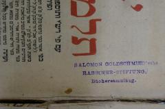 - (Salomon Goldschmied'sche Rabbiner-Stiftung), Stempel: Name; 'Salomon Goldschmied'sche 
Rabbiner-Stiftung,
Büchersammlung.'. 