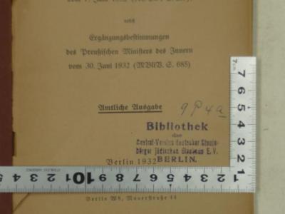 - (Central-Verein Deutscher Staatsbürger Jüdischen Glaubens;Bibliothek des Jüdischen Central-Vereins E.V.), Stempel: Zeichen, Ortsangabe, Name, Signatur, Annotation; 'Bibliothek des Central-Vereins deutscher Staatsbürger jüdischen Glaubens E.V. Berlin.
9P4a'. 