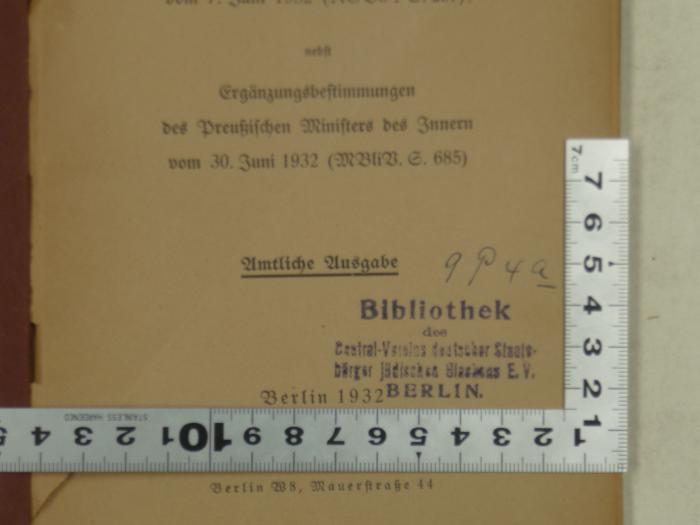 - (Central-Verein Deutscher Staatsbürger Jüdischen Glaubens;Bibliothek des Jüdischen Central-Vereins E.V.), Stempel: Zeichen, Ortsangabe, Name, Signatur, Annotation; 'Bibliothek des Central-Vereins deutscher Staatsbürger jüdischen Glaubens E.V. Berlin.
9P4a'. 