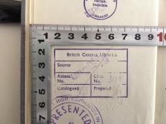 - (British Centre Die Brücke Hannover), Stempel: Name; 'British Centres Libraries
Source
Date
Access. No.
Class No.
Catalogued
Prepard'. 