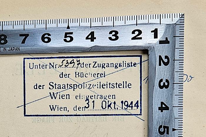 17 D 680 : Die Kartelle : ein Beitrag zur Frage der Organisation der Volkswirthschaft (1883);- (Bücherei der Staatspolizeileitstelle Wien), Stempel: Name, Ortsangabe, Inventar-/ Zugangsnummer, Datum, Notiz; 'Unter Nr. 5397 der Zugangsliste
der Bücherei
der Staatspolizeileitstelle
Wien eingetragen
Wien, den 31. Okt. 1944'. 