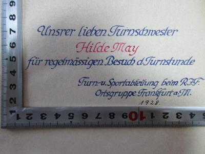 - (May, Hilde), Von Hand: Name, Ortsangabe, Datum, Widmung, Notiz; 'Unsrer lieben Turnschwester
Hilde May
für regelmässigen Besuch d. Turnstunde
Turn- u. Sportabteilung beim R.F.F.[?]
Ortsgruppe Frankfurt a. M.
1928.'. ;5 X 262 : Jüdische Flieger im Weltkrieg (1924)