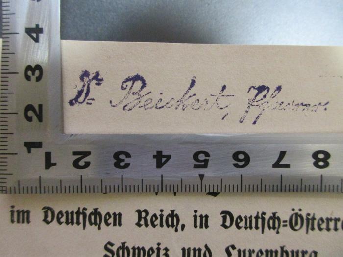 - (Beickert), Stempel: Berufsangabe/Titel/Branche, Name; 'Dr. Beickert[?], Pfarrer.'. ;17 D 621 : Wohlfahrtspflege und Caritas im Deutschen Reich, in Deutsch-Österreich, der Schweiz und Luxemburg : mit einem Ortskataster und alphabetischem Register der einschlägigen katholischen Einrichtungen (1914)