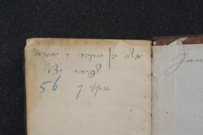 Asch7285 : הפטרות : כל השנה כמנהג : קהלות הספרדים והאשכנזים = Calendario Facil y curioszo : De las Tablas Lunares Caluladas con las Tablas Solares (1726);- (Spier, Mosheh Ben Yehudah), Von Hand: Autogramm; 'משה בן החבר ר׳ יהודה
שפיהר י׳צ׳ו׳
'. ;- (Spier, J.), Von Hand: Autogramm, Nummer; '56
J. Spier'. 