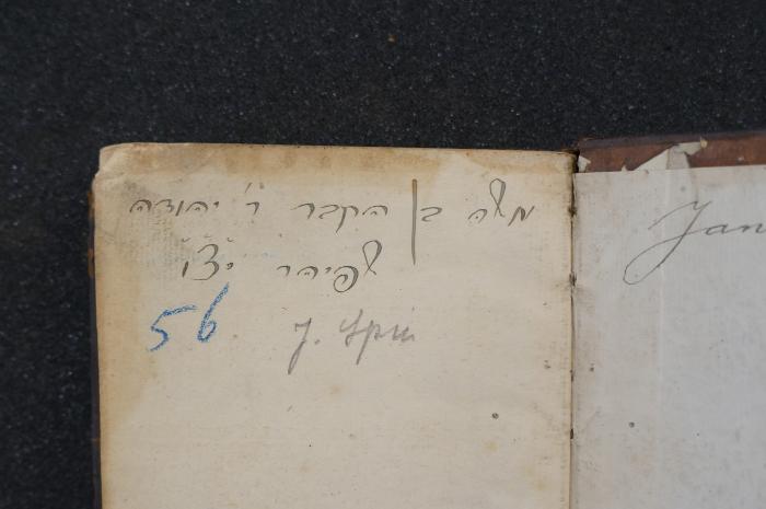 Asch7285 : הפטרות : כל השנה כמנהג : קהלות הספרדים והאשכנזים = Calendario Facil y curioszo : De las Tablas Lunares Caluladas con las Tablas Solares (1726);- (Spier, Mosheh Ben Yehudah), Von Hand: Autogramm; 'משה בן החבר ר׳ יהודה
שפיהר י׳צ׳ו׳
'. ;- (Spier, J.), Von Hand: Autogramm, Nummer; '56
J. Spier'. 