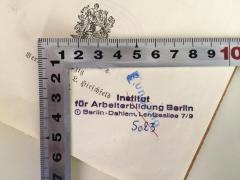 - (Institut für Arbeiterbildung Berlin-Dahlem;Bibliothek des Instituts für Arbeiterbildung Berlin-Dahlem), Stempel: Name, Ortsangabe; 'Institut für Arbeiterbildung Berlin Berlin-Dahlem, Lentzeallee 7/9
So 23'. 