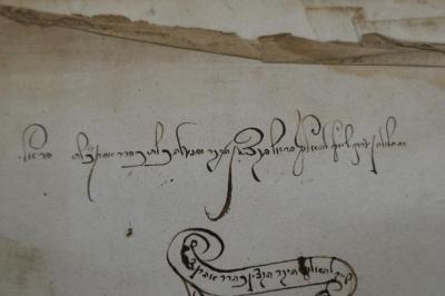 Asch7280 : שלחן ערוך (1594[?]);- (Herali, Aharon), Von Hand: Widmung; 'זה השולחן ערוך שייך להאלוף הראש ה׳׳ק צדיק היקר והנעלה [...] הר׳׳ר אהרן כל''ט הראלי '. 
