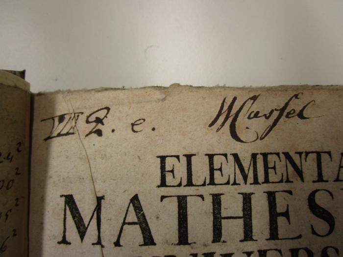  Qvi Commentationem De Praecipuis Scriptis Mathematicis Commentationem De Studio Mathematico Recte Instituendo Et Indices In Tomos Quinque Matheseos Universae Continet (1741);- (Machel[?], [?]), Von Hand: Autogramm, Name; 'Machel'. 