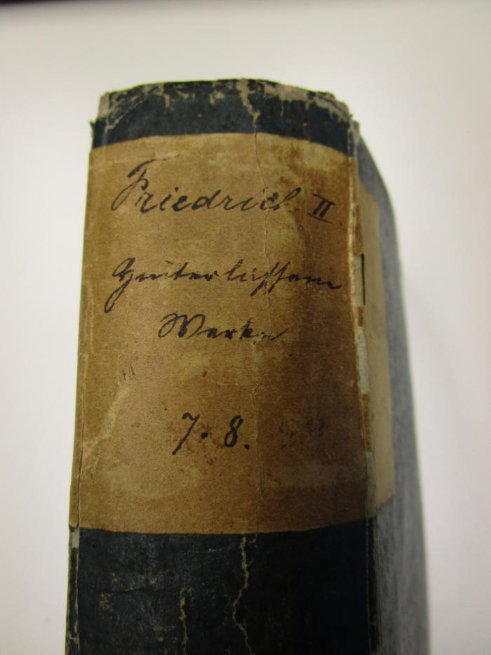 Hinterlassene Werke Friedrichs II. Königs von Preussen (1789);- (Loge zur Freimüthigkeit am Rhein (Frankenthal)), Etikett: Autor; 'Friedrich II Hinterlassene Werke 7.8.'. 
