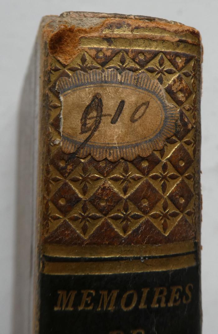 - (unbekannt), Von Hand: Signatur; '910'. ;- (unbekannt), Etikett: Signatur.  (Prototyp); Mémoires de M. Le Duc de Lauzun (1822)