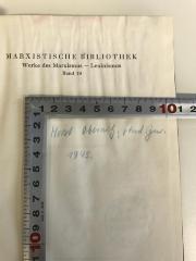 - (Obernitz, Horst), Von Hand: Name, Nummer; 'Horst Obernitz; stud. jur. 1943 '. 