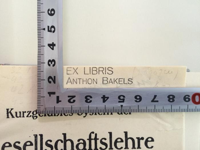 A2 SPA 3 (ausgeschieden) : Kurzgefaßtes System der Gesellschaftslehre (1914);- (Bakels, Anthon ), Stempel: Name; 'EX LIBRIS Anthon Bakels'. 
