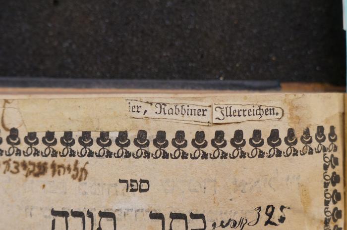 BD 5000 AVI : ספר כתר תורה (1725);- (Rabbiner [...]ier), Etikett: Name, Ortsangabe; '[...]ier, Rabbiner Illerreichen.'. 