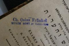 - (Fränkel, Chaim Osias), Stempel: Name, Ortsangabe; 'Ch. Osias Fränkel
Witków Nowy pr Radziechów'. 