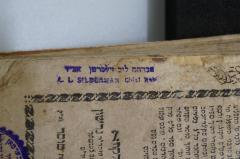 - (Silberman, Avraham Lev ), Stempel: Name; 'אברהם ליב זילברמן אב׳׳ד 
A.L. Silberman Chief Rabbi'. 