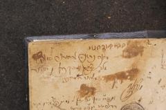 - (Kohen Nidṭer, Yitsḥaḳ ), Von Hand: Name, Ortsangabe, Widmung; 'בנח קודח[...]
[...] מתנה נחאר להתורנו 
מלה יצחק א[..]דק כהן נידטער
מאתי הבחכן'. 