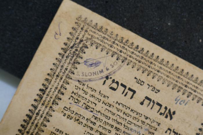 BD 5530 IGR : ספר אגרות הרמ׳׳ז (1780);- (Slonim, M.S.), Stempel: Name, -; '[...] 
[M.]S. Slonim &amp; Son[...…]'. 