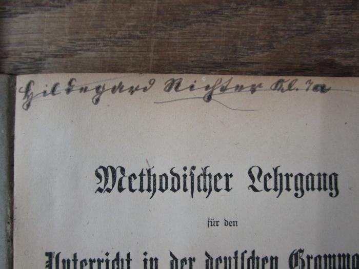 Pe 1569 ab 1.2.: Methodischer Lehrgang für den Unterricht in der deutschen Grammatik. (1917);- (Richter, Hildegard), Von Hand: Autogramm, Name, Nummer; 'Hildegard Richter Kl. 7a'. 