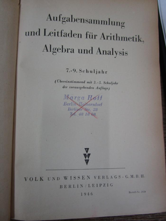 Pe 1353 2. Ex.: Aufgabensammlung und Leitfaden für Arithmetik, Algebra und Analysis (1946);- (Hoff, Marga), Stempel: Name, Ortsangabe; 'Marga Hoff
Berlin - Heinersdorf
Berliner Str. 28
Tel. 48 18 68'.  (Prototyp)