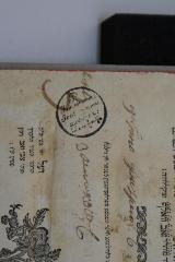 - (Kamenez, R.), Stempel: -; 'Р. Каменец : 
Госв [...] замиховичъ :
[...]פרלינסיע בא שול'. 