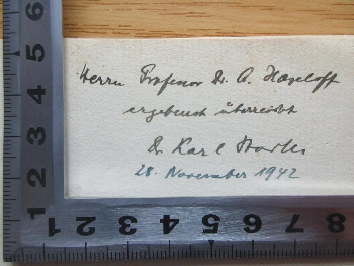 - (Harloff, A.), Von Hand: Widmung; 'Herrn Professor Dr. A Horloff
ergebenst überreicht
Dr. Karl Sturm
28. November 1942'. ;7 A 10 : F. A. Brockhaus 1805 - 1940 : aus der Arbeit von fünf Generationen : zum Gutenberg-Jahr 1940 (1940)