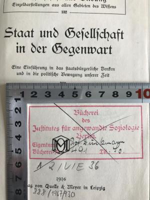 A2 / VIE 36 (ausgesondert) : Staat und Gesellschaft in der Gegenwart
Eine Einführung in das staatsbürgerliche Denken und in die politische Bewegung unserer Zeit (1916);- (Dunkmann, Karl), Stempel: Name; 'Bücherei des Instituts  für angewandte Soziologie Berlin. Eigentum von: Prof. Dunkmann -  Büchereinr.: 491, Tit.: So'. 