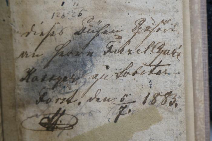 BD 6000 ZAM : ספר נזד הדמע (1772);- (Cywie, Eiszel), Von Hand: Autogramm, Widmung; '128 25
dieses [büchen?] Sefer
an Herrn Eiszel Cywie
Harrger zu Lobbter
Forst den 5/7. 1883 
'. 