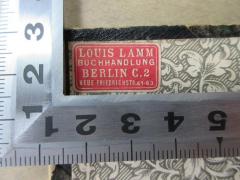 - (Lamm, Louis;Louis Lamm Buchhandlung Berlin), Etikett: Buchhändler, Ortsangabe; 'Louis Lamm 
Buchhandlung
Berlin C.2
Neue Friedrichtsr. 61-63
'.  (Prototyp)