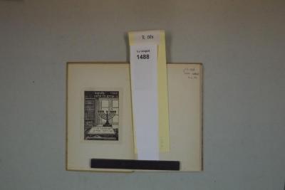 - (ben Avram Halevi Solomon, Kalonymus), Etikett: Zeichen, Name, Exlibris; 'מספרי קלונימוס בן אברהם הלוי סלומון
[= Misparei Kalonymus ben Avram Halevi Salomon]
יפה תלמוד תורה עם דרך ארץ
[= Yafa talmud im derekh erets]'. 