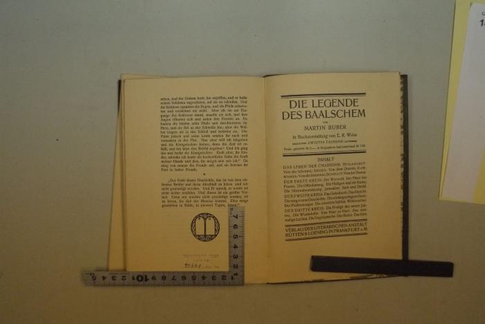 - (Universität Haifa), Stempel: Ortsangabe, Exemplarnummer, Name; 'המכיי האוניברסיטאי של חיפה
מס הספר 25791'. 