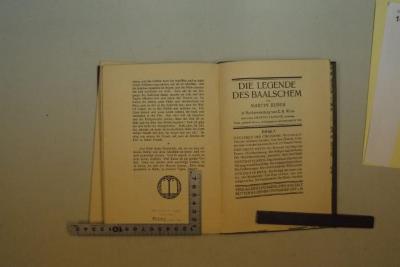 - (Universität Haifa), Stempel: Ortsangabe, Exemplarnummer, Name; 'המכיי האוניברסיטאי של חיפה
מס הספר 25791'. 