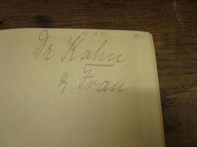 Cm 8206: Die Anekdoten (1929);- (Kahn, Jacob;Kahn, Käthe), Von Hand: Autogramm, Name; 'Dr Kahn &amp; Frau'. ;- (unbekannt), Von Hand: Buchhändler, Initiale, Datum; 'Kr. 18.XII.'. ;- (unbekannt), Von Hand: Preis, Buchhändler; '10.-'. 