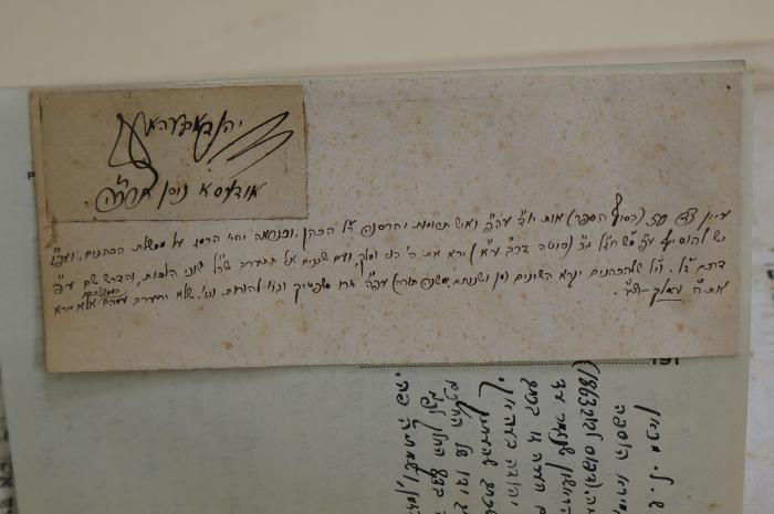 BD 6384 KRO : More Neboche ha-seman : sive Director eraantium nostrae aetis ... (1863);- (unbekannt), Etikett: Notiz; '[...]'. ;- (unbekannt), Etikett: Autogramm, Datum; 'דיהנדאמע[?] הארץ
אוד יום א׳ ניסן תרכ׳׳ה

[28. März 1865]'. 