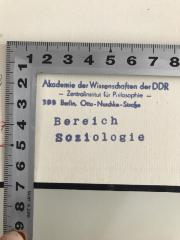 - (Akademie der Wissenschaften der DDR), Stempel: Name, Ortsangabe, Signatur; 'Akademie der Wissenschaften der DDR  - Zentralinstitut für Philosophie - [108/10B] Berlin, Otto-Nuschke-Straße Bereich Soziologie
2638'. 