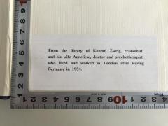 - (Zweig, Konrad;Zweig, Annelise), Etikett: Notiz; 'From the library of Konrad Zweig, economist, and his wife Anneliese, doctor and psychotherapist who lived and worked in London after leaving Germany in 1934.'.  (Prototyp)