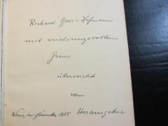 - (Richard Beer-Hofmann), Von Hand: Ortsangabe, Datum, Widmung; 'Richard Beer-Hofmann mit verehrungsvollen Gruss überreicht vom Herausgeber. Wien, im November 1935'. 