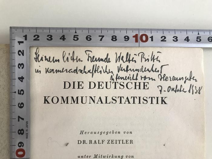 L KOM 1 (ausgeschieden) : Die Deutsche Kommunalstatistik (1938);- (Bitter, Walter), Von Hand: Widmung; 'Seinem lieben Freund Walter Bitter in kameradschaftlicher Verbundenheit überreicht vom Herausgeber 7. Oktober 1938'. 