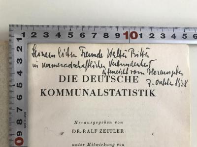 L KOM 1 (ausgeschieden) : Die Deutsche Kommunalstatistik (1938);- (Bitter, Walter), Von Hand: Widmung; 'Seinem lieben Freund Walter Bitter in kameradschaftlicher Verbundenheit überreicht vom Herausgeber 7. Oktober 1938'. 