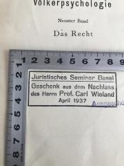 - (Wieland, Carl), Stempel: Name, Ortsangabe, -; 'Juristisches Seminar Basel Geschenk aus dem Nachlass des Herrn Prof. Carl Wieland April 1937'. 