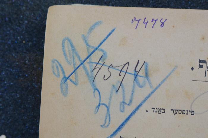 Mehl 553 : .דער ברייטער שמייכעל הומאריסטישע ערצעהלונגען 
[Das breite Grinsen, humoristische Erzählungen.] (1914);- (unbekannt), Von Hand: Signatur; '7478
295 
324
4594'. 