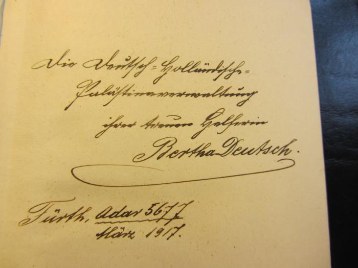 - (Deutsch-Holländische Palästinaverwaltung;Deutsch, Bertha), Von Hand: Datum, Name, Ortsangabe, Widmung; 'Die Deutsch-Holländische Palästinaverwaltung
ihrer treuen Helferin Bertha Deutsch
Fürth Adar 5677/März 1917'. 