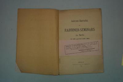 - (Rabbinerseminar zu Berlin), Papier: Annotation, Notiz, Ortsangabe; 'Jahresberichte und wissenschaftliche Beilagen früherer Jahre werden von uns oft verlangt; sie sind aber zumeist vergriffen. Viele unserer Mitglieder besitzen solche zweifellos, ohne für sie Verwendung zu haben. Wir bitten höflichst, sie uns zur Verfügung zu stellen. Verwaltung des Rabbinerseminars. Berlin N. 24, Artilleriestr. 31'. 
