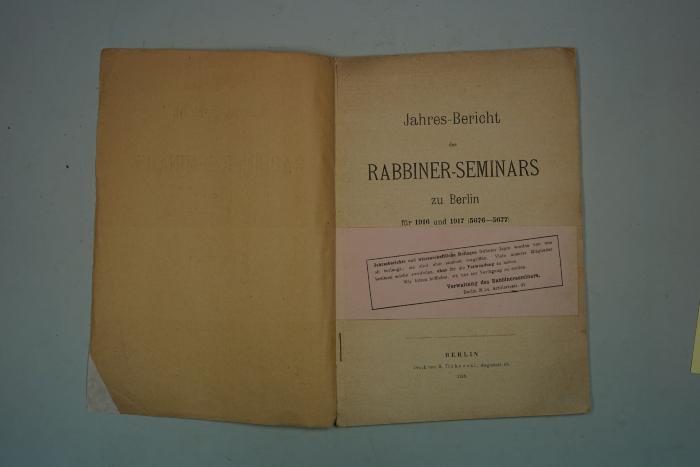 - (Rabbinerseminar zu Berlin), Papier: Annotation, Notiz, Ortsangabe; 'Jahresberichte und wissenschaftliche Beilagen früherer Jahre werden von uns oft verlangt; sie sind aber zumeist vergriffen. Viele unserer Mitglieder besitzen solche zweifellos, ohne für sie Verwendung zu haben. Wir bitten höflichst, sie uns zur Verfügung zu stellen. Verwaltung des Rabbinerseminars. Berlin N. 24, Artilleriestr. 31'. 