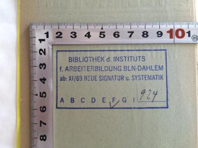 SA 704 : Wirtschaftswesen und Wirtschaftswerden. Drei gemeinverständländliche Abhandlungen. (1920);- (Bilbliothek des Instituts für Arbeiterbildung Berlin-Dahlem), Stempel: Name, Ortsangabe, Signatur; 'Bibliothek des Instituts für Arbeiterbildung Berlin-Dahlem ab XI/69 Neue Signatur u. Systematik F 924'. 