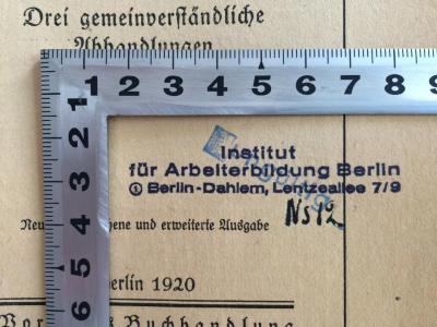 SA 704 : Wirtschaftswesen und Wirtschaftswerden. Drei gemeinverständländliche Abhandlungen. (1920);- (Institut für Arbeiterbildung Berlin-Dahlem), Stempel: Name, Ortsangabe; 'Institut für Arbeiterbildung Berlin Berlin-Dahlem, Lentzeallee 7/9 NS 12'. 