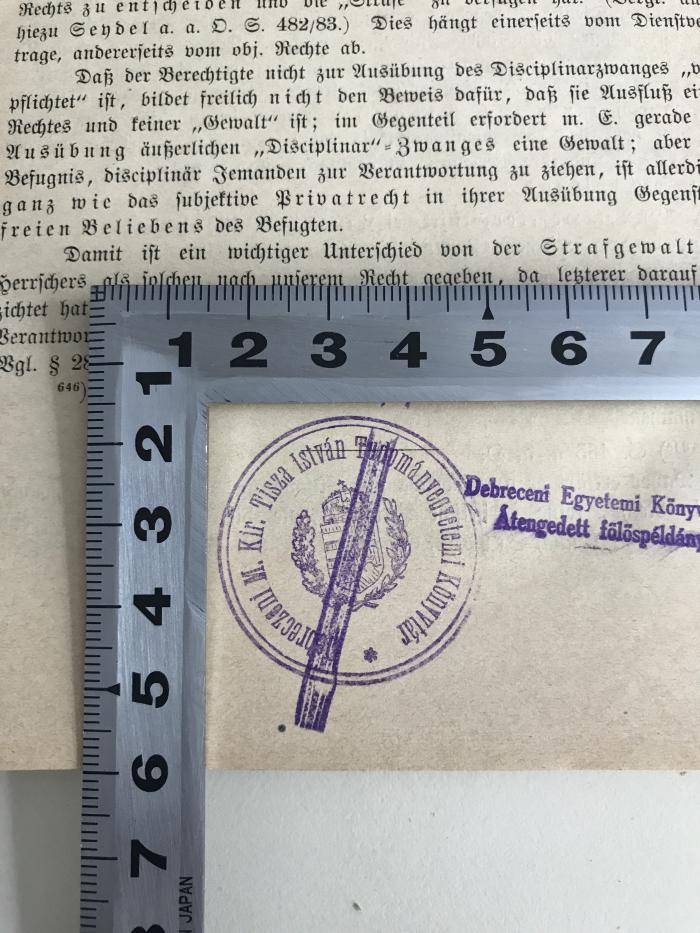  Gewalt und Recht. Eine Untersuchung über den Begriff des Gewaltverhältnisses zugleich ein Beitrag zur allgemeinen Rechts- und Statslehre (1890);- (Debreceni Egyetemi Könyvtár), Stempel: -; 'Debreczeni M. Kir. Tisza István Tudományegyetemi Könyvatár'. 