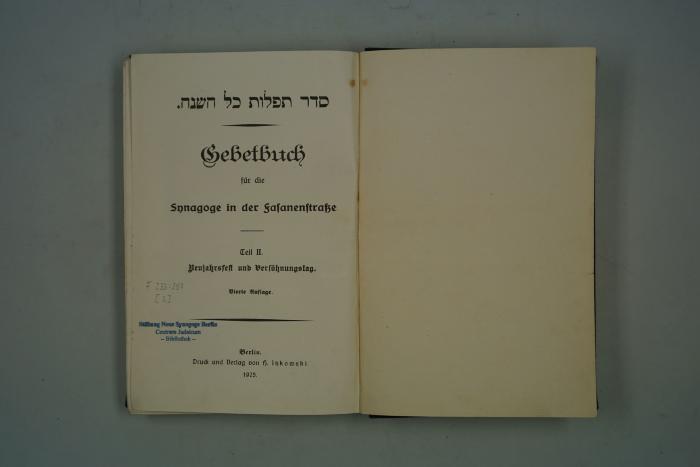 F 233 297 [2]: .סדר תפלות כל השנה
Gebetbuch für die Synagoge in der Fasanenstraße. Teil II. Neujahrsfest und Versöhnungstag. (1925)