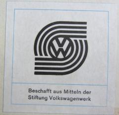 - (Stiftung Volkswagenwerk), Etikett: Name; 'Beschafft aus Mitteln der Stiftung Volkswagenwerk'.  (Prototyp)