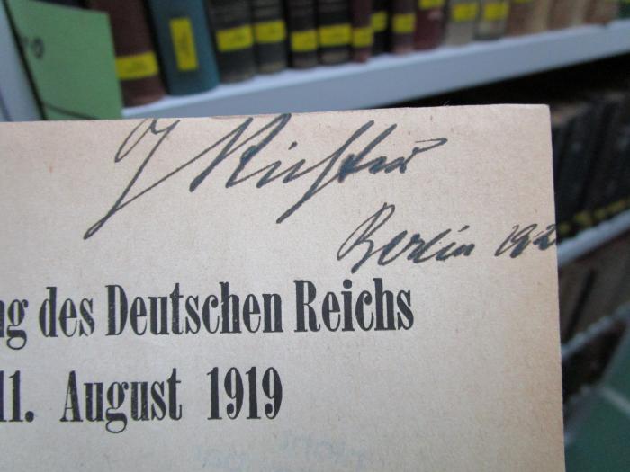 VI 5788 b: Die Verfassung des Deutschen Reichs vom 11. August 1919 : Ein systematischer Überblick (1920);- (Richter, G.), Von Hand: Autogramm, Name, Ortsangabe, Datum; 'G Richter Berlin 192[.]'. 